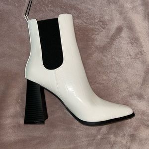 NWT FOREVER 21 size 7.5 White Heeled Boots